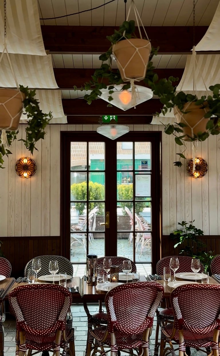 Elegant spisestue med burgundy stoler og treflater